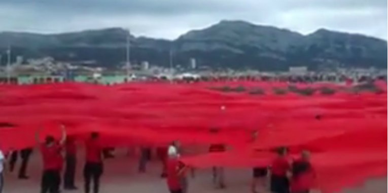 VIDEO Albanski navijači obojali Marseille u crveno
