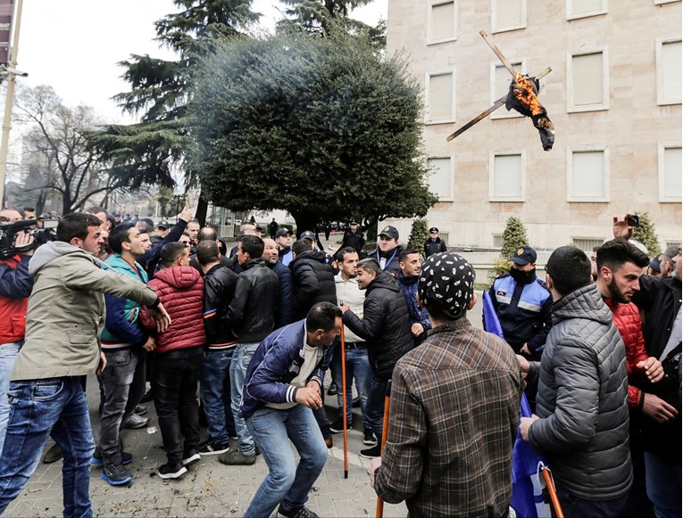 Veliki prosvjedi u Albaniji, na desetke tisuća ljudi izašlo na ulice demonstrirati protiv socijalističke vlade