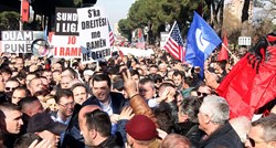 Deset tisuća Albanaca izašlo na ulice, traže ostavku socijalističkog premijera