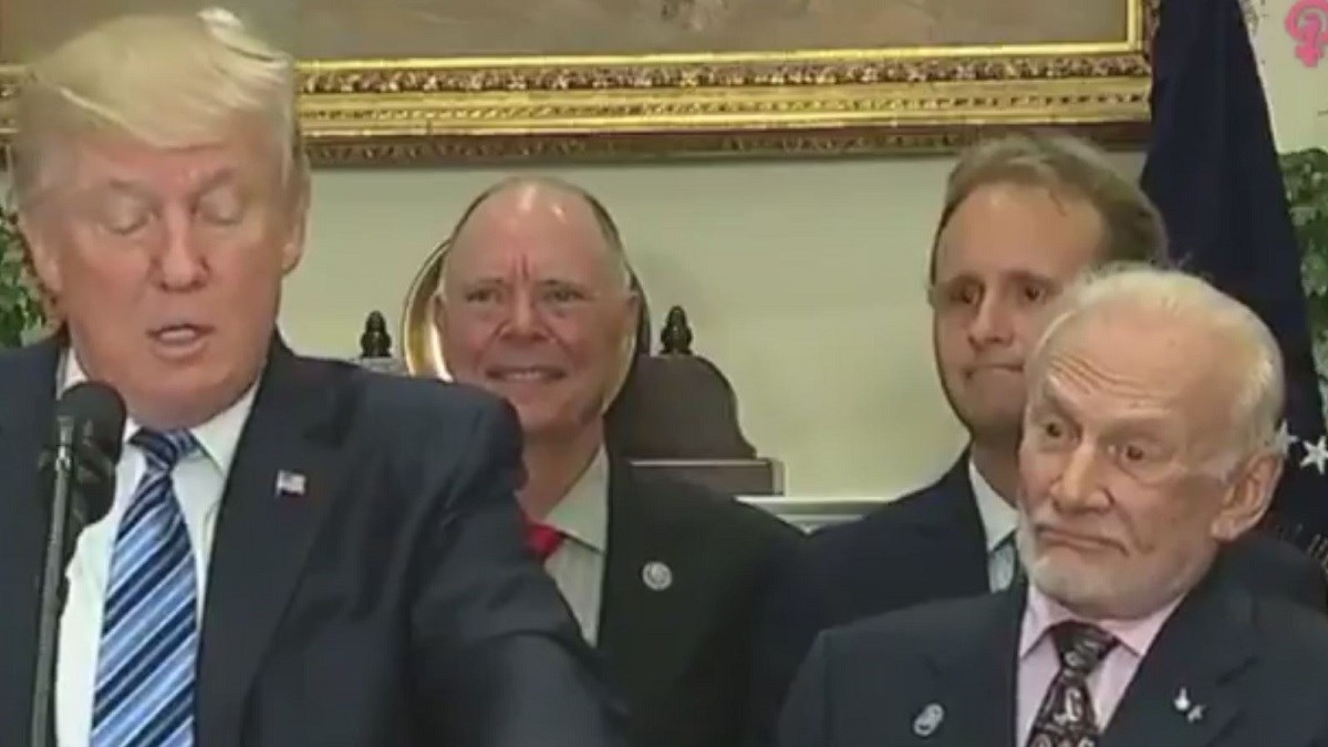 VIDEO Trump bazljezgao o svemiru, faca Buzza Aldrina koji stoji iza njega govori sve