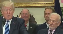 VIDEO Trump bazljezgao o svemiru, faca Buzza Aldrina koji stoji iza njega govori sve