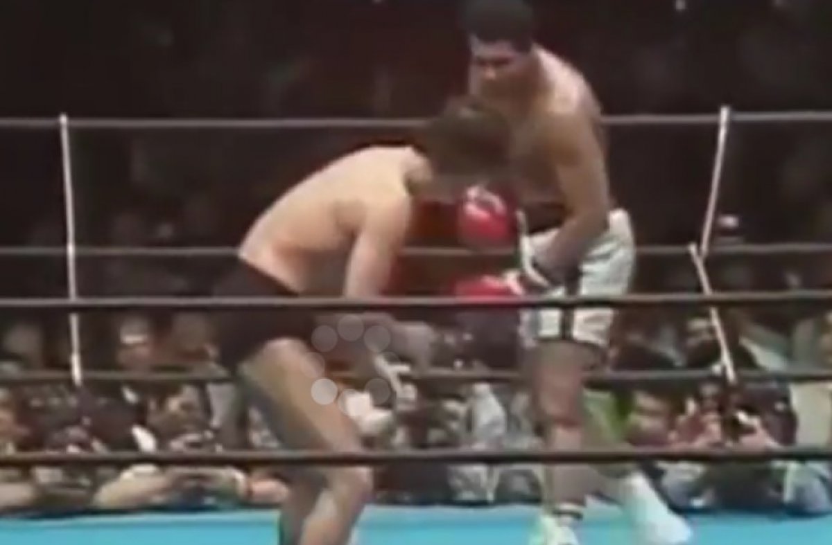 Pogledajte snimku borbe Muhammada Alija u MMA: Nezadovoljni gledatelji bacali smeće u ring