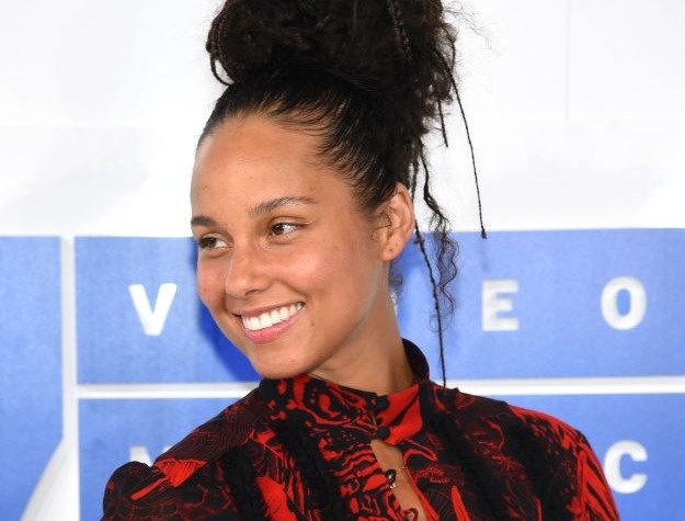 VIDEO Alicia Keys pojavila se na crvenom tepihu bez trunke šminke
