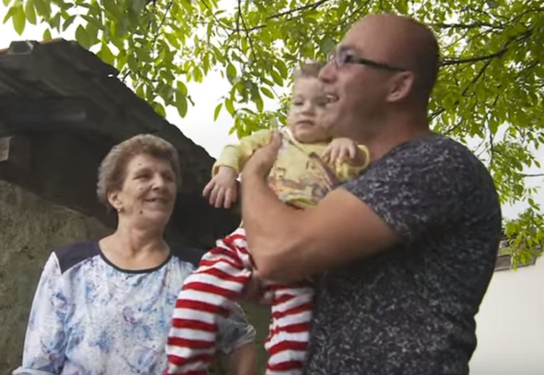 VIDEO Zeničanin samohranom ocu slijepe i nepokretne djevojčice poklonio auto