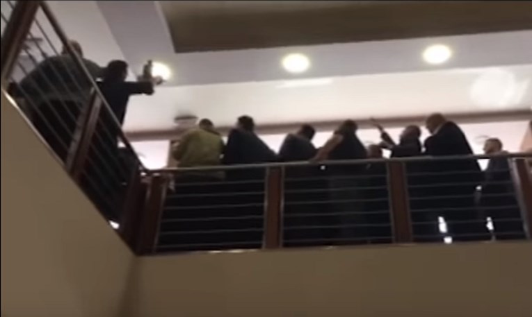 VIDEO Zastupnici u Republici Srpskoj pokušavaju fizički blokirati sjednicu parlamenta