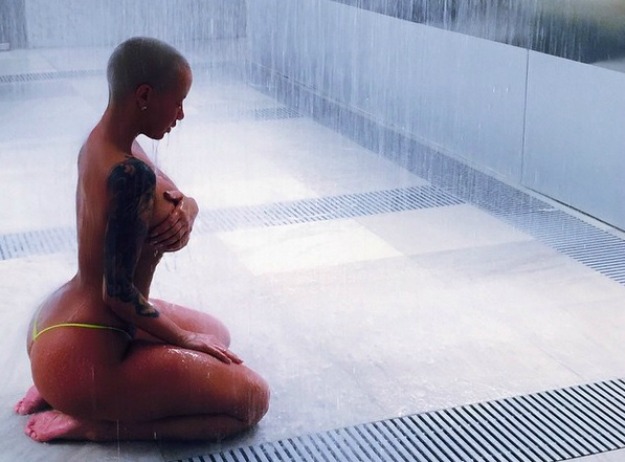 Mokra i gola Amber Rose: Pohvalila se fotkom, a tu je i novi video
