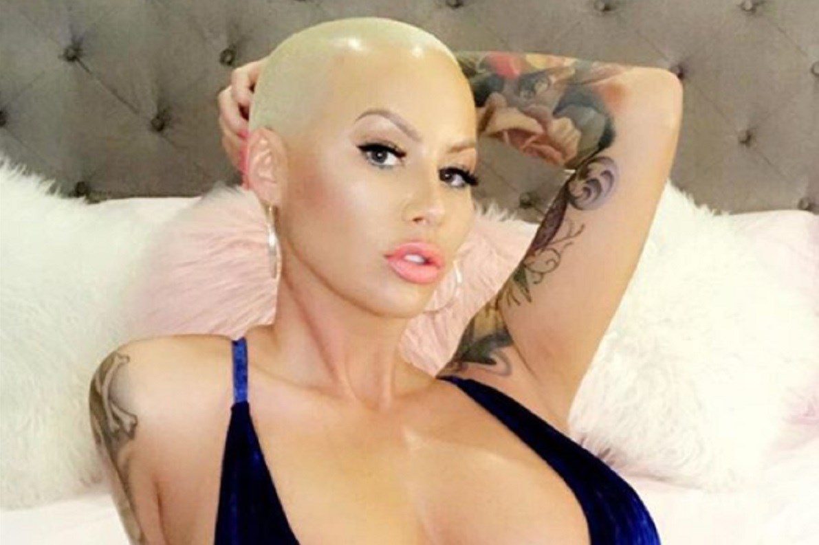 Amber Rose izvijala se na krevetu u trikou koji joj jedva prikriva grudi