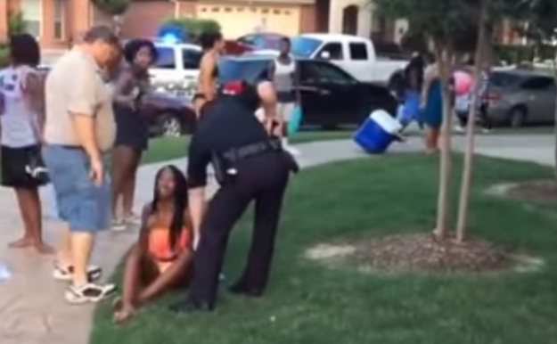 Brutalni američki policajac koji je napao tinejdžerku dao otkaz
