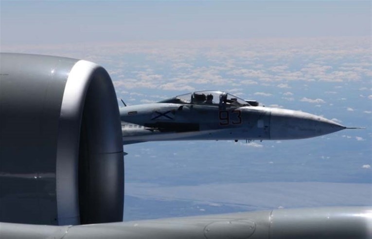 FOTO Objavljene fotografije opasnog zračnog incidenta između SAD-a i Rusije, piloti su se gledali