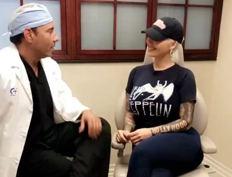"Predivne su joj": Prsata starleta objavila snimku iz ordinacije s doktorom prije operacije grudi