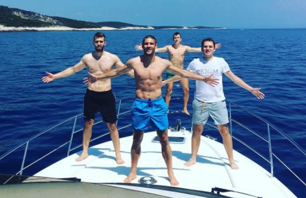 VIDEO Andrej Kramarić s prijateljima uživa na Jadranu i snimkama izluđuje obožavateljice