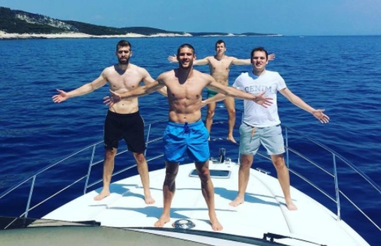 VIDEO Andrej Kramarić s prijateljima uživa na Jadranu i snimkama izluđuje obožavateljice