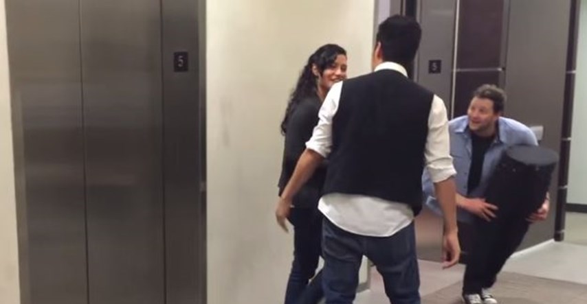 "Prepolovljeni" čovjek žrtve je ovog puta našao u liftu, a njihove reakcije još su urnebesnije