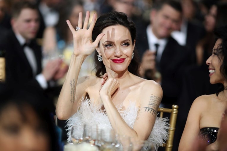 FOTO Zabrinjavajuće mršava: Angelina Jolie pokazala tanašne noge i ruke