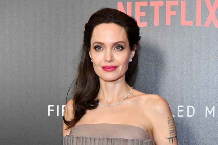 Angelina Jolie pokazala istetovirana leđa u prekrasnoj haljini