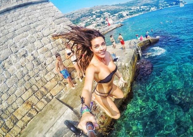 FOTO Evo tko je seksi ljepotica koja je selfijem sjajno izreklamirala Dubrovnik
