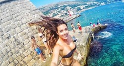 FOTO Zgodna turistkinja napravila savršen selfie u Dubrovniku i zapalila društvene mreže
