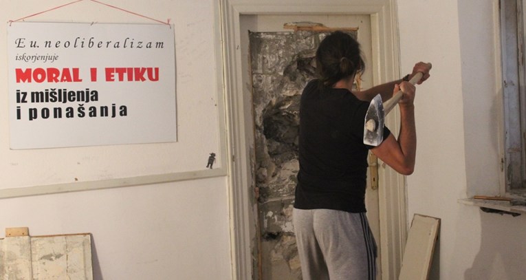 Umjetnici protiv Hajdukovca Miladina: Zabetonirao im vrata, oni počeli rušiti zid