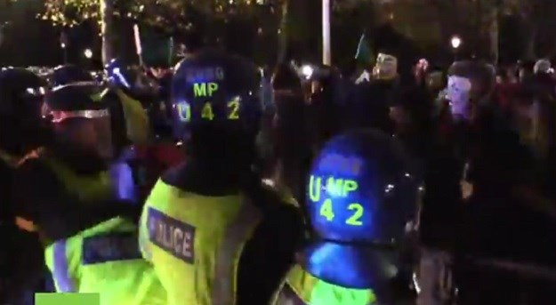 Anonymousi izazvali kaos u Londonu: Gađali policiju petardama i bocama, palili automobile...