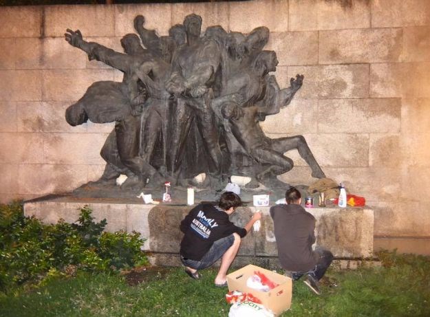 Otkriven spomenik žrtvama fašizma u Paklenici, ratni veterani vrijeđali: "Orjunaši, bando crvena!"