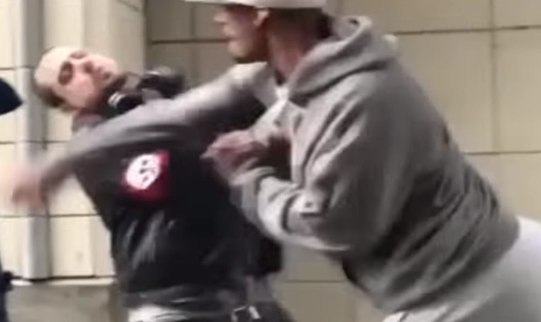 VIDEO Svijet obilazi snimka američkog nacista koji je dobio silovit udarac u glavu