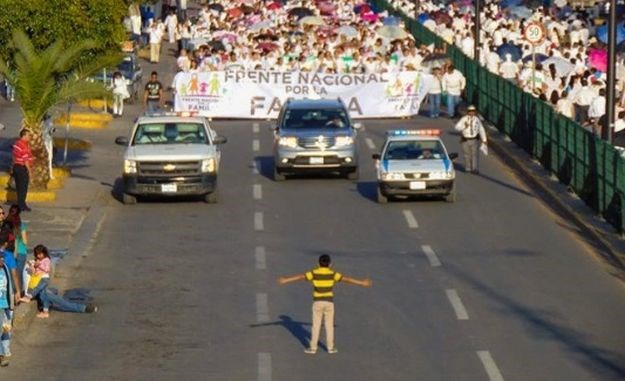 Dječak stao pred tisuće anti-gay prosvjednika, a razlog zbog kojeg je to učinio oduševio je svijet
