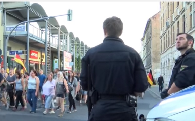 Na antiimigrantskom prosvjedu u Berlinu okupilo se oko 5.000 ljudi, opaženi i neonacisti