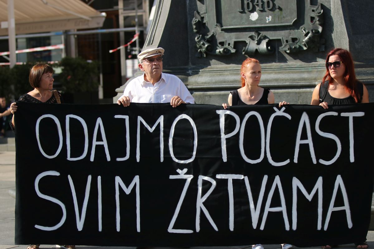 VIDEO Antiratni skup u Zagrebu osiguravala interventna policija, strani turisti nosili vodu prosvjednicima