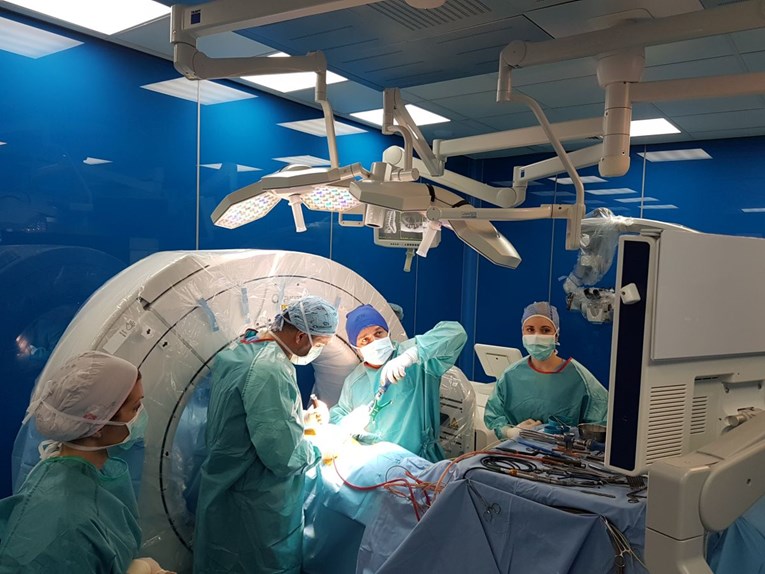 JEDINI U HRVATSKOJ Operiraju kralježnice uz pomoć uređaja koji ima tek pokoja klinika u Austriji i Njemačkoj