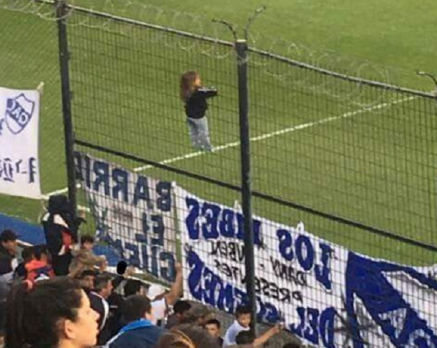 FOTO A gdje drugdje nego u Argentini: Dijete gleda derbi viseći na ogradi