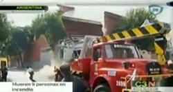 Ovo je kobni trenutak kada se usred požara u skladištu u Argentini urušio ogromni zid i ubio devet osoba!