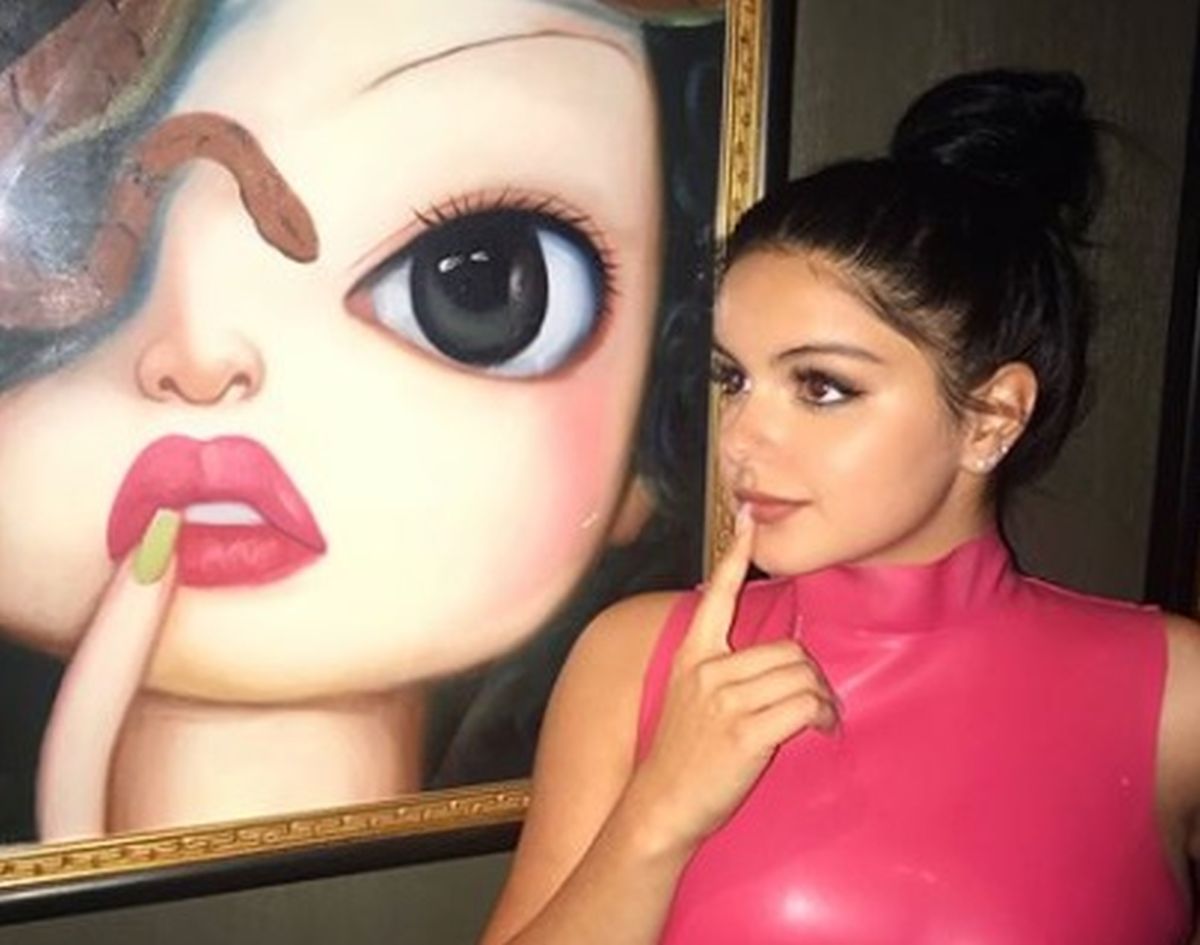 FOTO Ariel Winter utegnula se u preusku lateks haljinu i pokazala nikad primamljivije obline