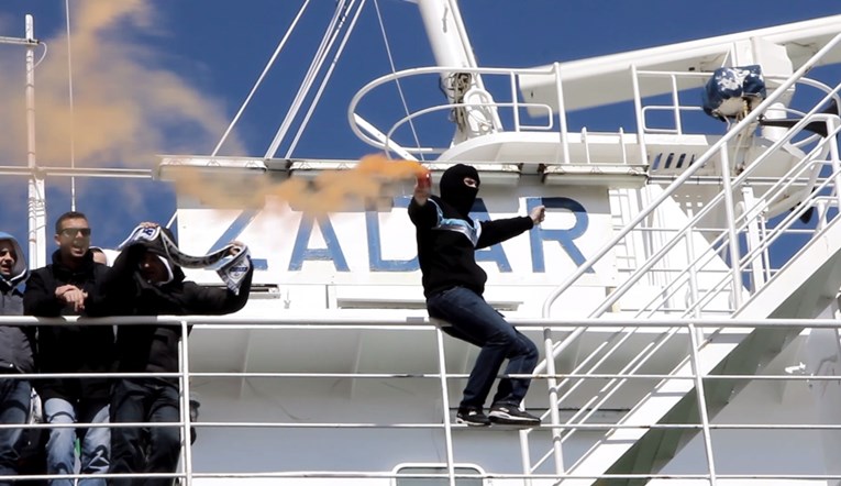 VIDEO Tisuću navijača Rijeke na trajektu uz veliku bakljadu i pjesmu uplovilo u Hajdukov grad