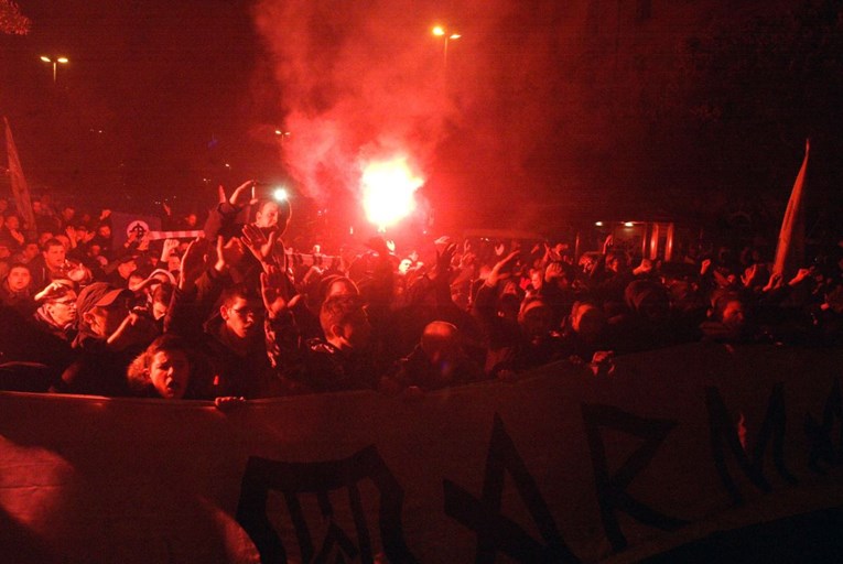 Kaos na Krku: Slavila se Hajdukova noć, Armada prosvjedovala
