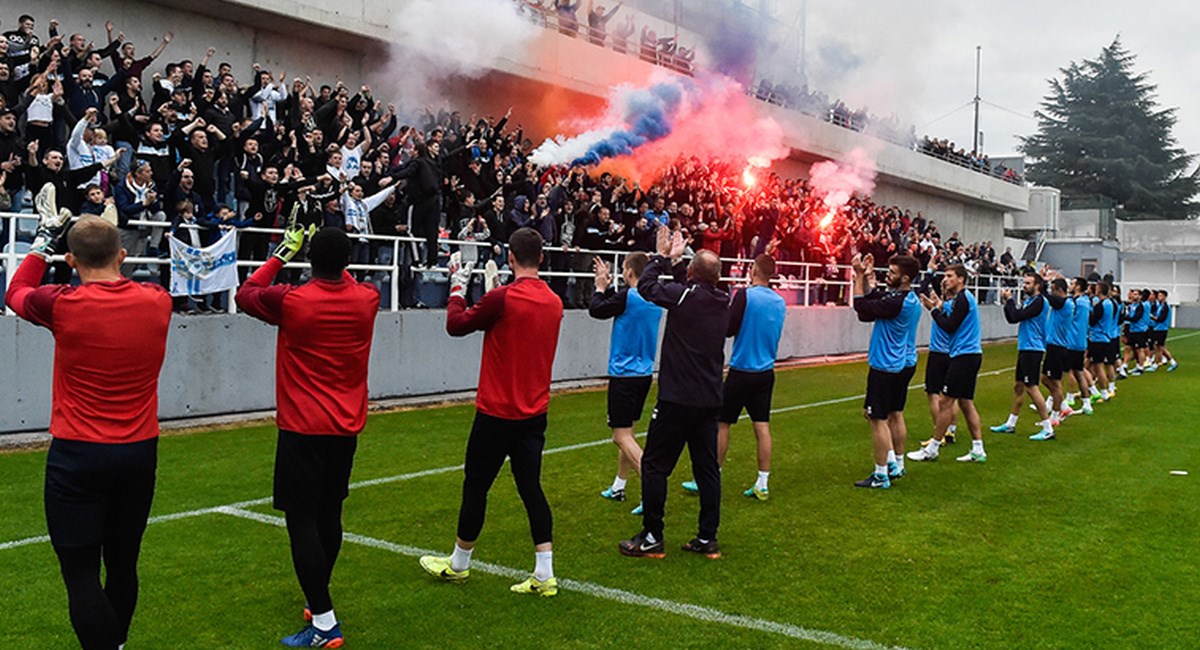 Armada bakljadom na treningu podržala igrače, Gavranović im nije zapljeskao