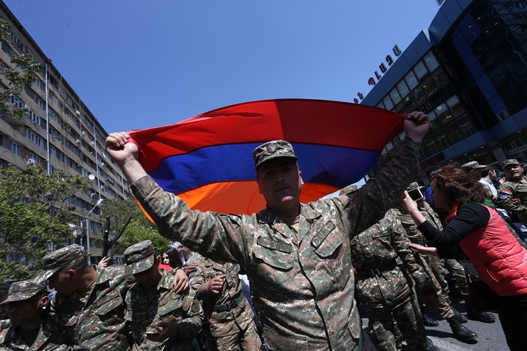 Pozivi na izvanredne izbore u Armeniji nakon ostavke Putinovog saveznika Sargsjana