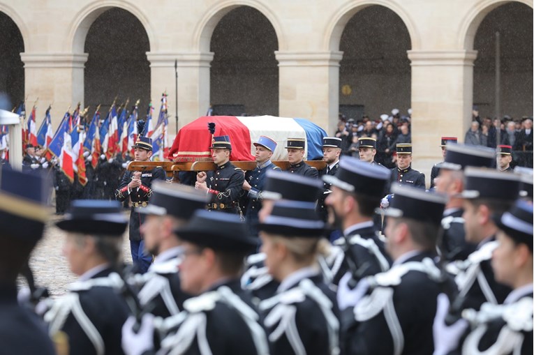 VIDEO Francuska odala počast heroju koji je dao svoj život da bi spasio ljude od džihadista