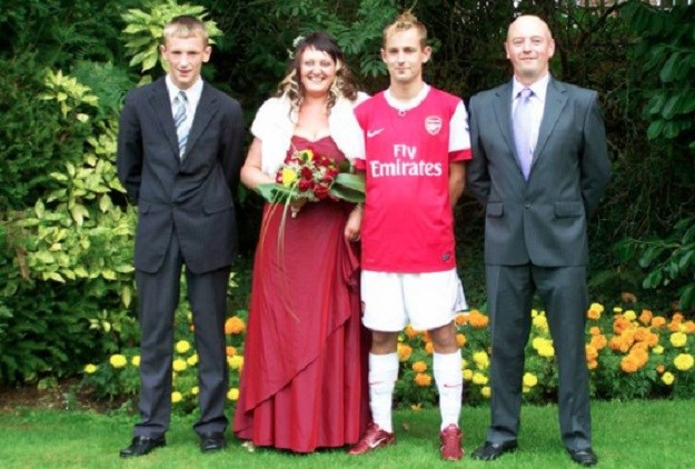 Oženio se od glave do pete u Arsenalovoj opremi i pokrenuo opću sprdnju na svoj račun