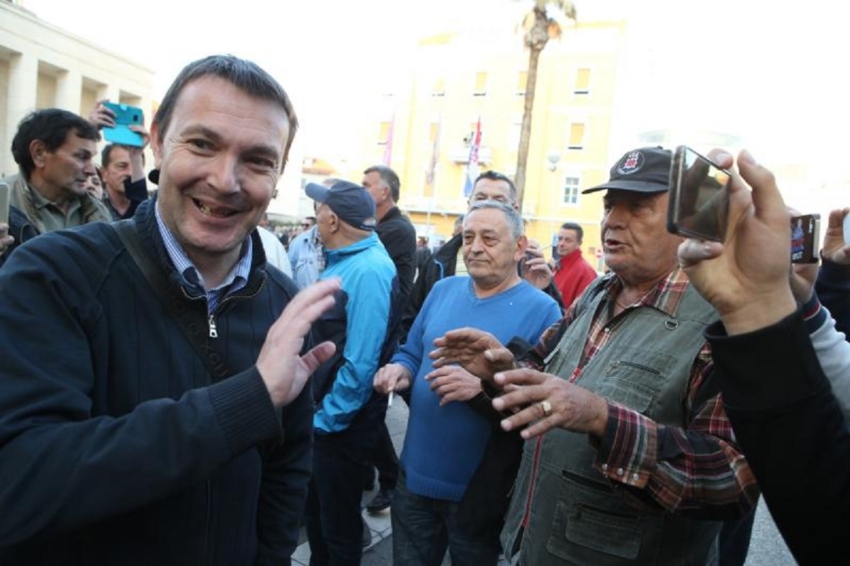SDP-ov Bauk se žestoko narugao s primitivcima koji su divljali ispred kazališta