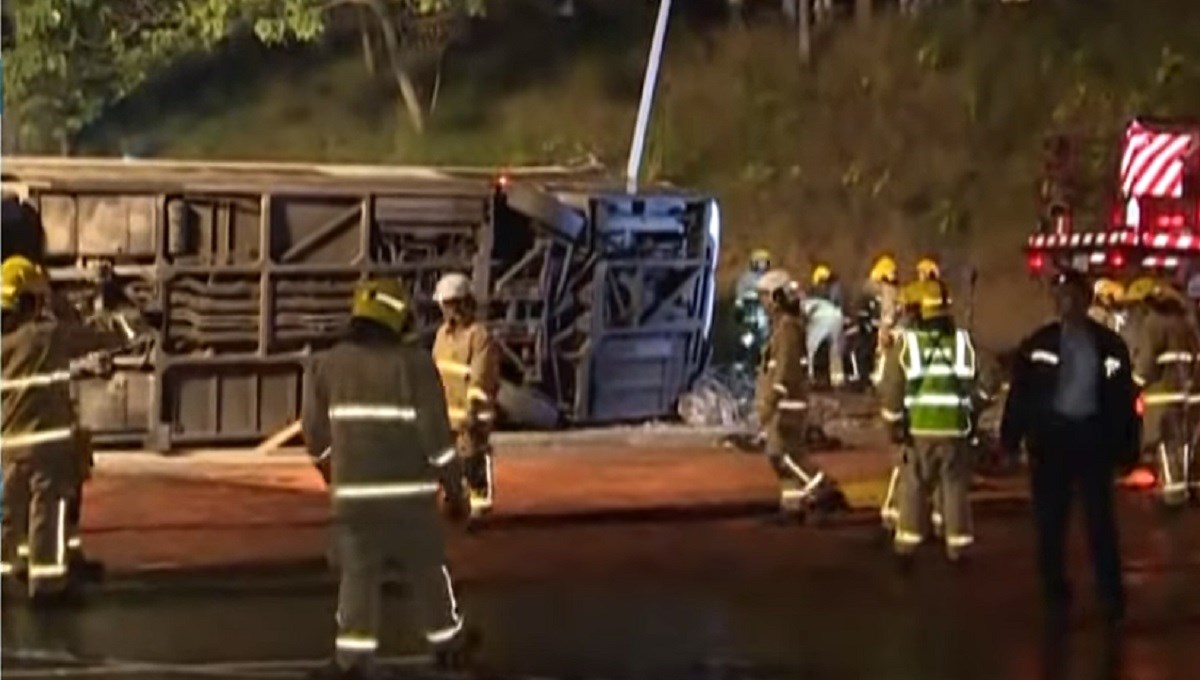 TEŠKA NESREĆA U HONG KONGU: Prevrnuo se autobus na kat, najmanje 18 poginulih