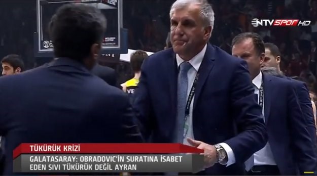 VIDEO Navijač Galatasaraya pljunuo legendarnog srpskog trenera
