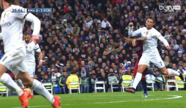 Nemoćni Ronaldo laktom udario Alvesa i prošao bez kartona
