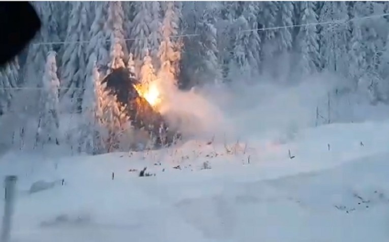 VIDEO Stablo na autocesti kod Ravne Gore palo na dalekovod i zapalilo se