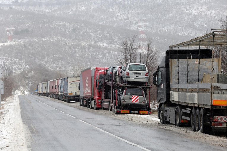 Zbog snijega i olujnog vjetra kamioni i tegljači ne mogu prema Dalmaciji i Rijeci