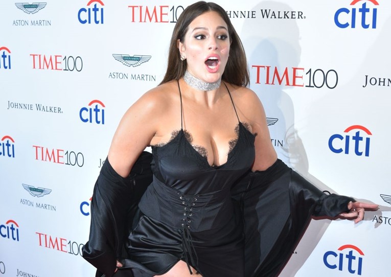 FOTO Ashley Graham pozirala puna sebe, a onda se skoro razletjela po crvenom tepihu