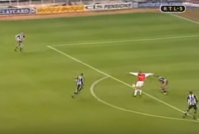 Majstorija kojoj se i danas divimo: Prije 15 godina je Bergkamp zabio "onaj gol"
