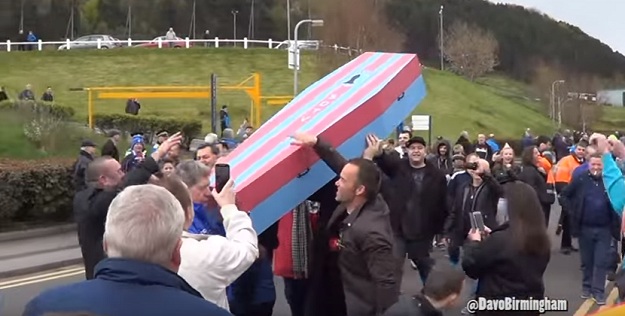 Navijači Birminghama priredili sprovod Aston Villi