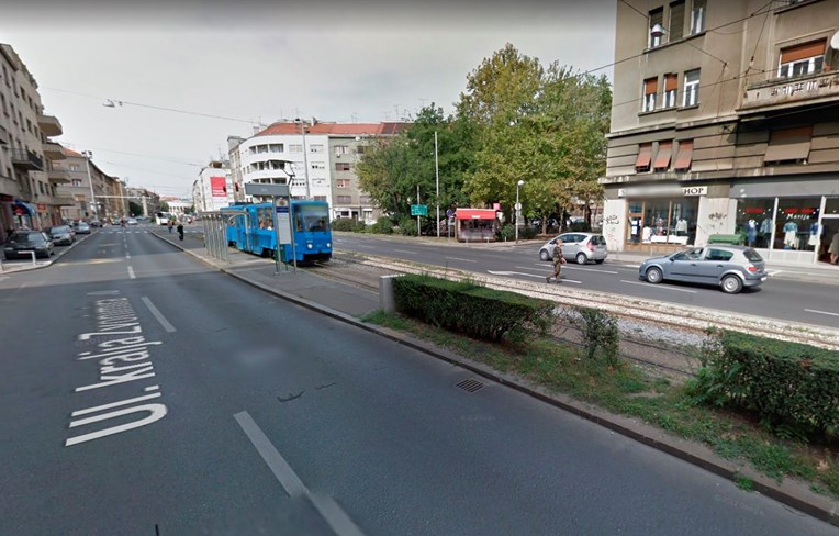 Prometna nesreća u Zagrebu: Auto preletio preko ceste, zabio se u tramvajsko stajalište i zapalio se