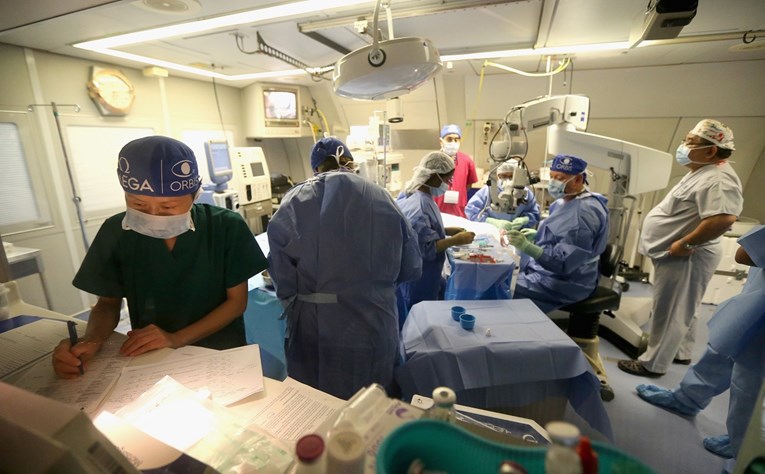 Indijski kirurzi pacijentu odstranili tumor na mozgu težak gotovo 2 kilograma