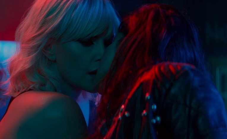 VIDEO Charlize Theron lezbijskim poljupcem zapalila internet